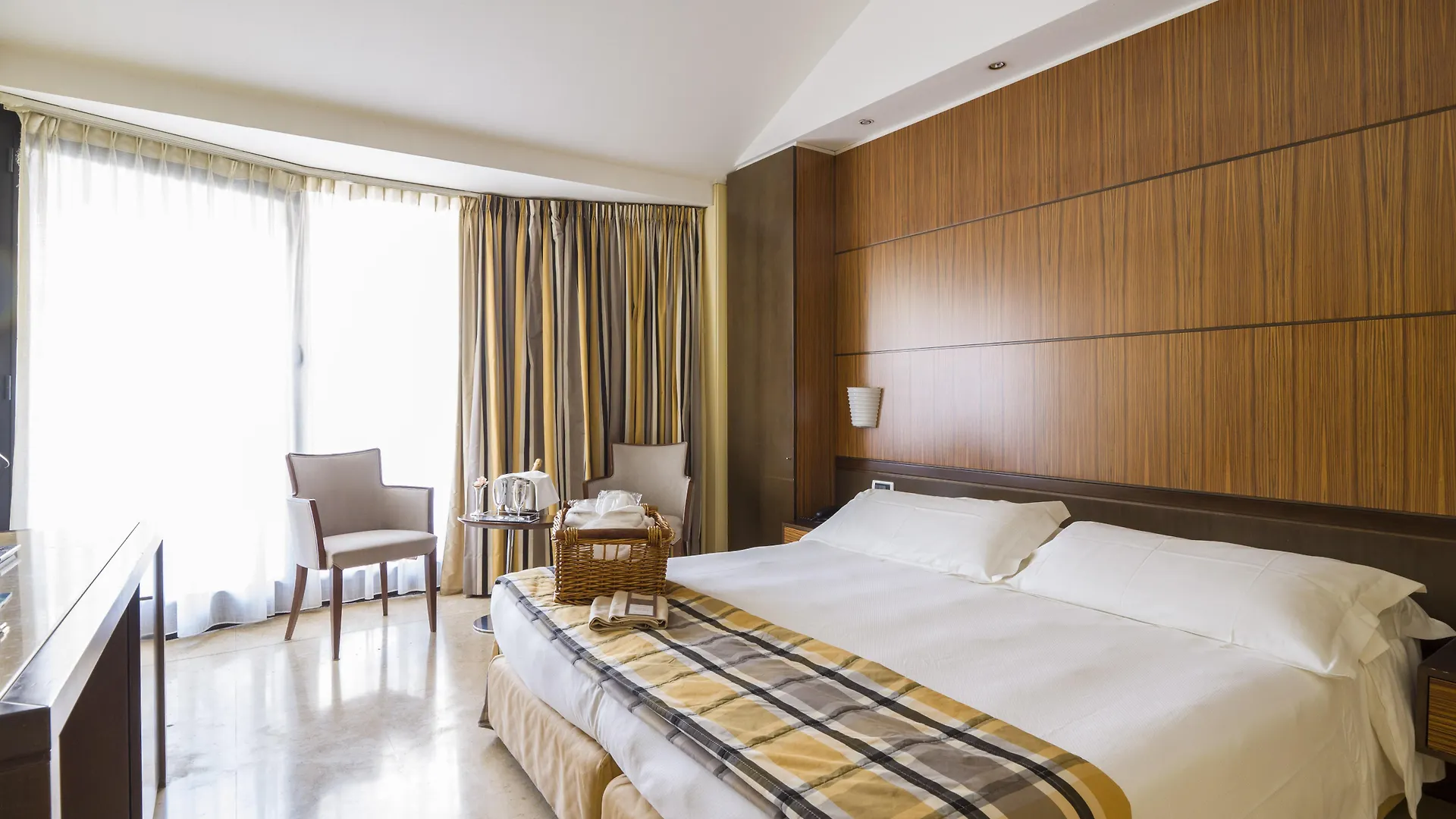 Hotel Carrobbio contacts