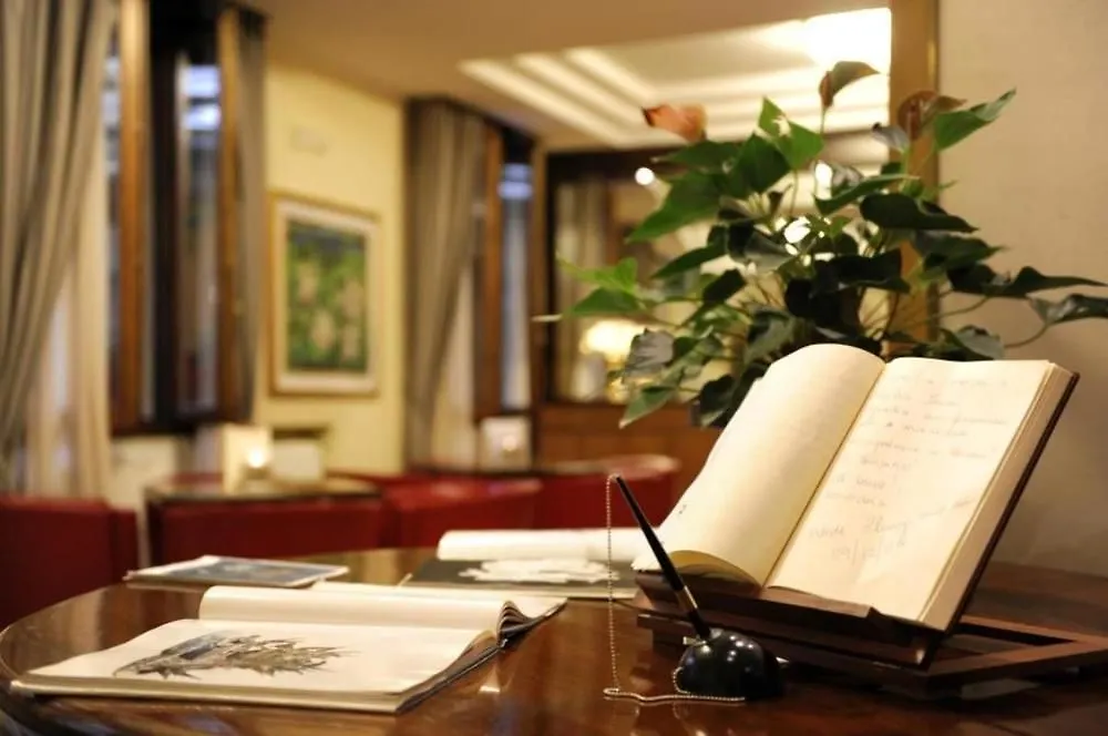 Hotel Carrobbio Milan 4*,